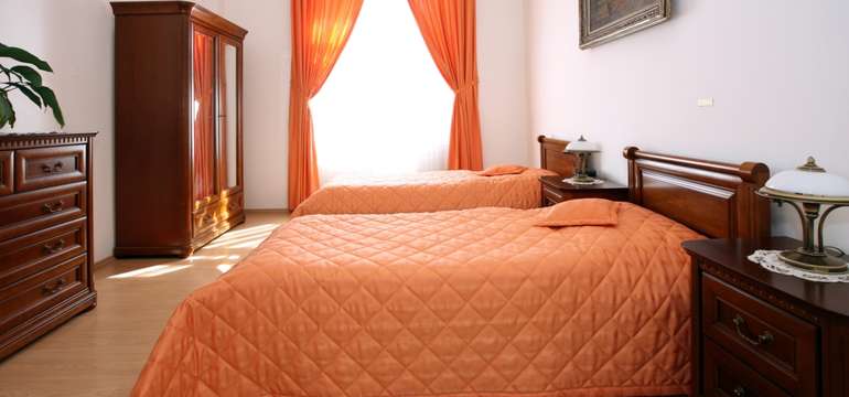 V štvorlôžkových apartmánoch je manželská posteľ a 2 samostatné lôžka