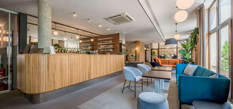 Vynovený lobby bar