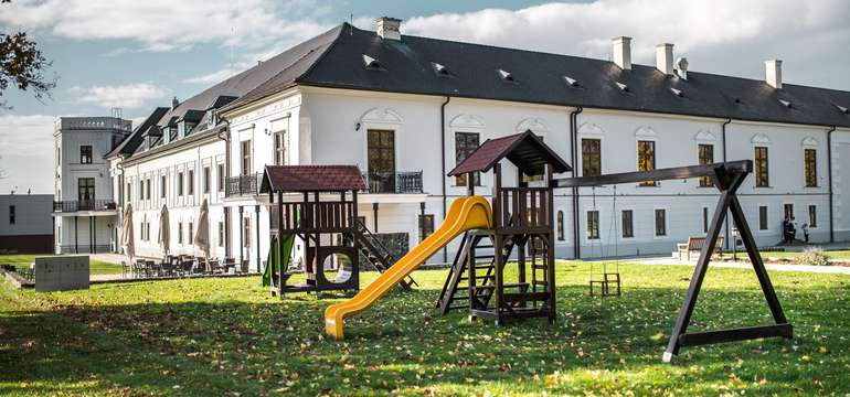 Kaštieľ Château Appony**** obklopuje krásny anglický park
