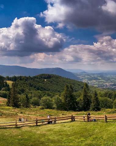 V blízkosti hotela Kolejarz*** je množstvo turistických trás, cyklotrás, aj lyžiarske svahy