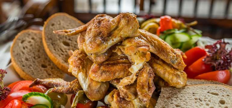 Ako príloha kyslá kapusta, alma paprika, feferónky, baranie rohy, chlieb, chren alebo horčica