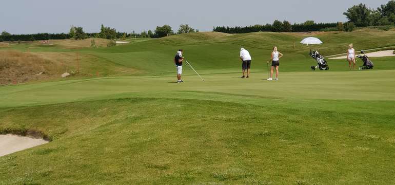 Intenzívny víkendový golfový kurz v Golf Club Welten v Báči