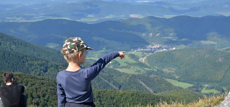 Fačkov leží na pomedzí dvoch pohorí - Strážovské vrchy and Malá Fatra