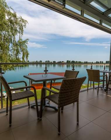TP HOTEL DRUŽBA*** má terasu s výhľadom na vodnú hladinu