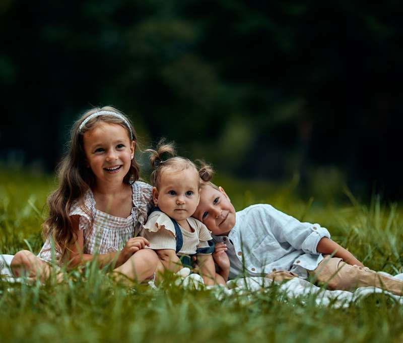 Profesionálne rodinné fotenie v exteriéri s fotografom Petrom Radváni