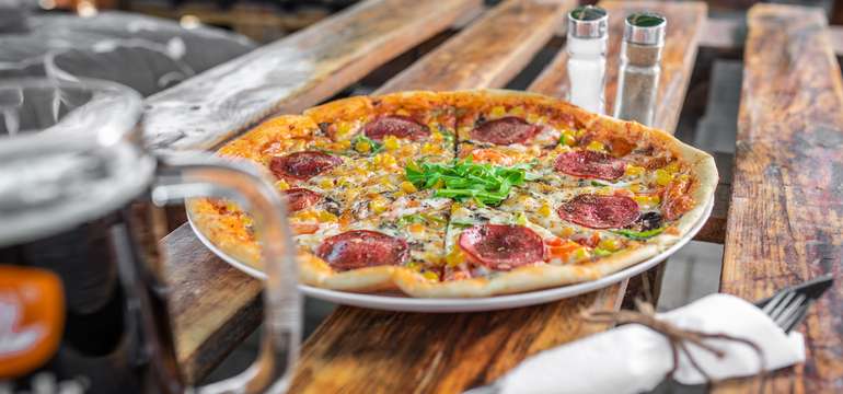 Pizza podľa vlastného výberu a veľké pivo alebo Kofola k tomu v Piváreň Pod Mostom