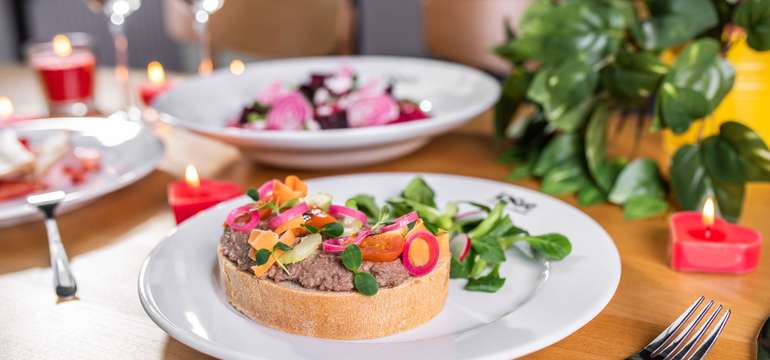 150 g Ražný chlieb s domácou paštétou a marinovanou zeleninou