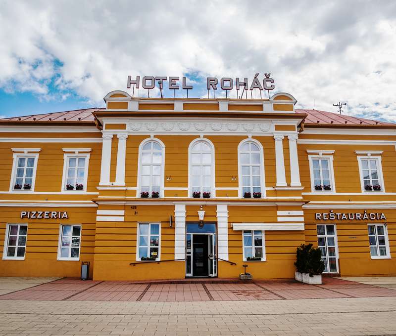 Zrekonštruovaný hotel Roháč*** bol postavený približne v polovici 19. storočia