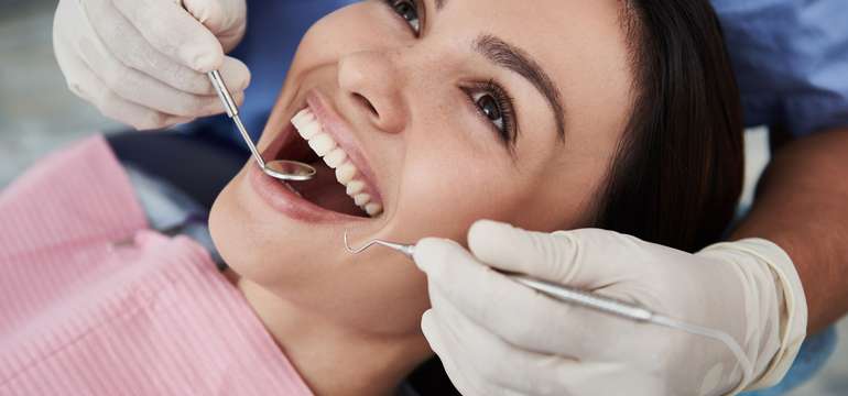 Komplexná dentálna hygiena alebo zubný implantát v novootvorenej zubnej klinike One Day Teeth 