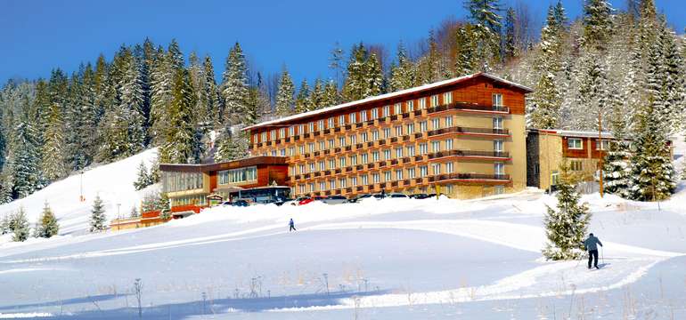 Hotel Magura hneď vedľa svahu