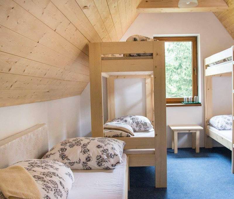 Ťatliakova chata má celkovo 25 lôžok, sprchy a WC sú rozdelené na mužské a ženské