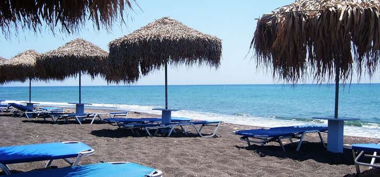Hotel Porto Perissa*** sa nachádza len 50 m od jednej z najkrajších pláží na ostrove