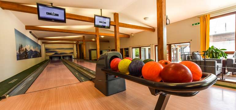 Popoludní a v noci je pre ubytovaných hostí aj širokú verejnosť otvorený bowling bar