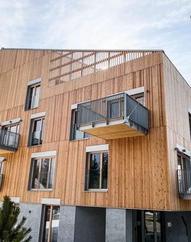 Drevená fasáda apartmánového domu na Kubínskej holi s balkónmi