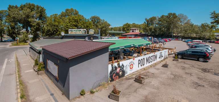 Nachádza sa pri Starom moste z Petržalskej strany
