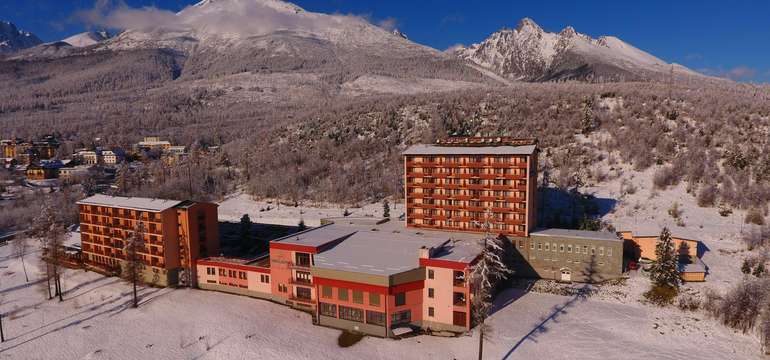 GRAND HOTEL BELLEVUE**** sa nachádza v centre Vysokých Tatier  v nadmorskej výške 1010 m