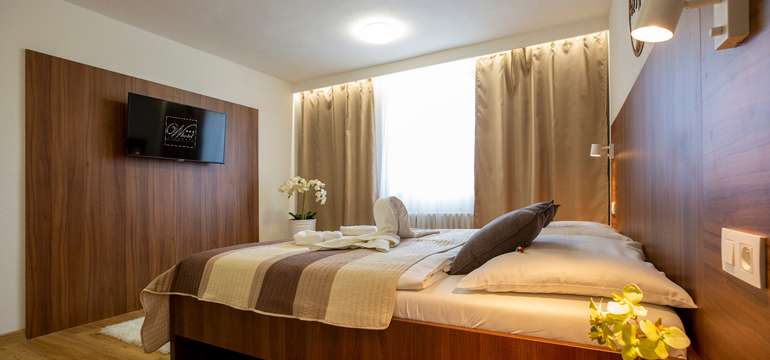Trojhviezdičkový hotel ponúka ubytovanie v útulných dvojlôžkových izbách 