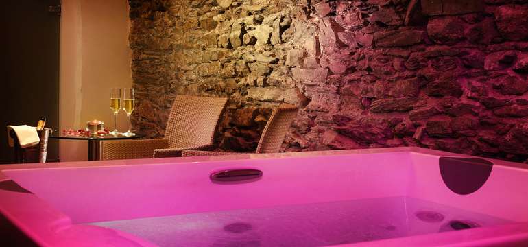 Zahŕňa fínsku suchú saunu, odpočívaciu miestnosť, tapidárium a jacuzzi , ochladzovaciu sprchu