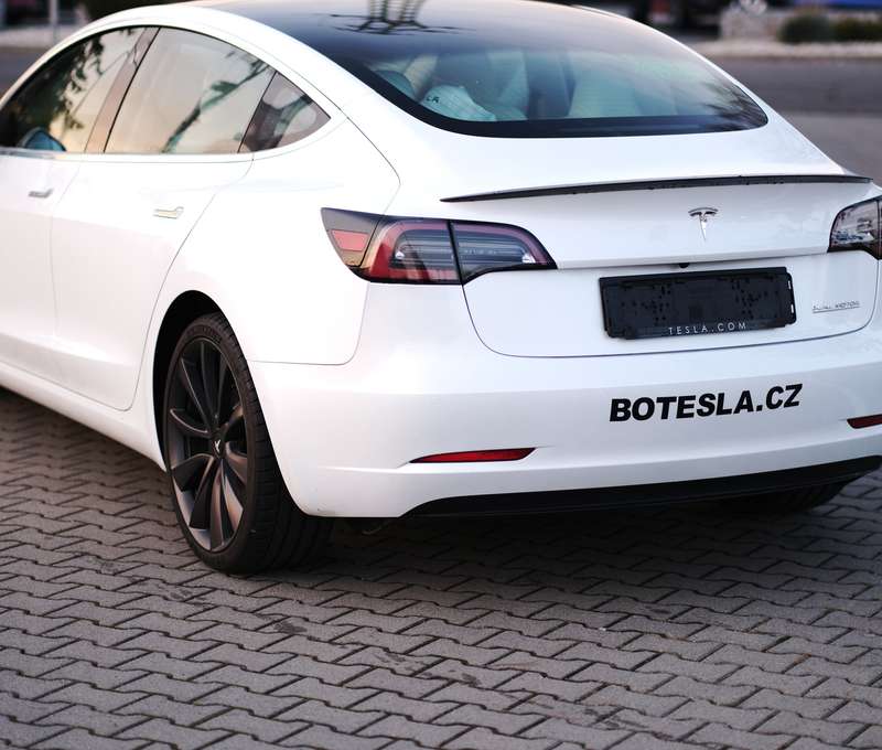 Tesla Model 3 je sportovně nejvyváženější automobil ve své třídě