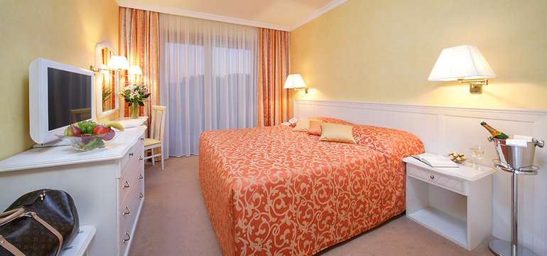 Dvojlôžková izba STANDARD DOUBLE ROOM ponúka komfortné ubytovanie pre dvoch ľudí