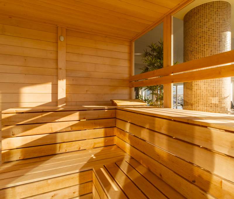 Wellness zahŕňa vnútorný bazén, fínsku saunu a dve parné sauny