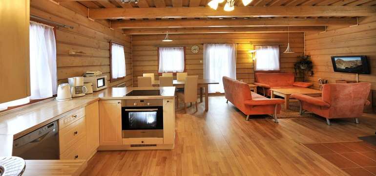 V každej drevenici Sojka je TV, pohovka a krb alebo krbová piecka