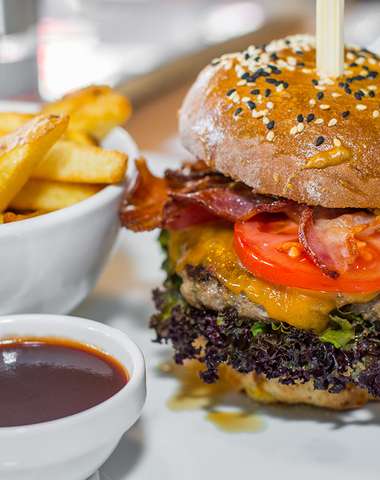 Hovädzí burger BistrOne v domácej žemli