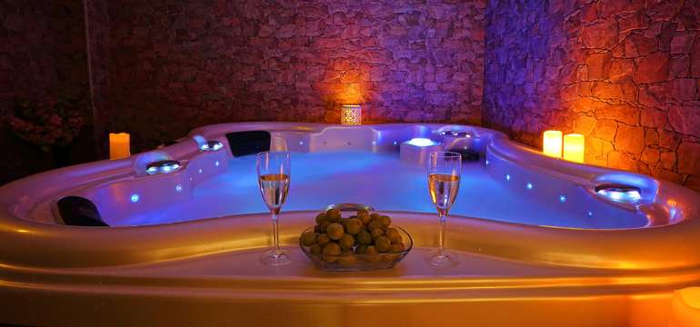Voňavý wellness s vírivkou, saunami, slnečnou oddychovou zónou a krbom