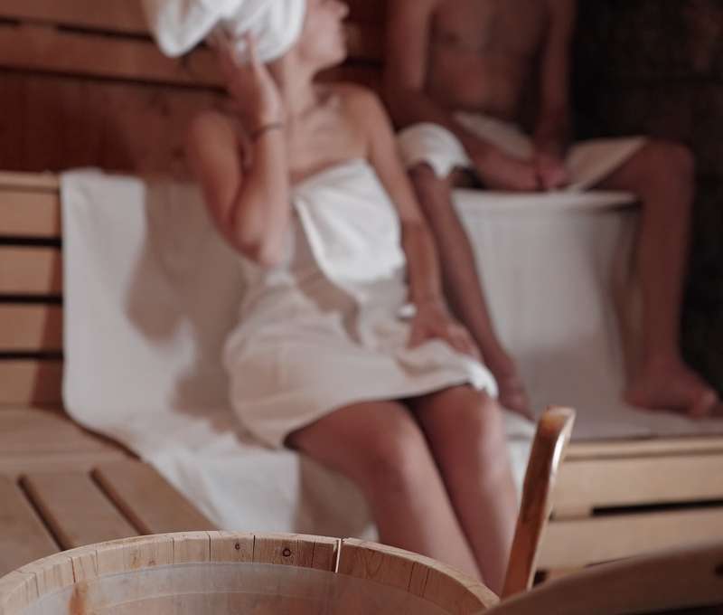 Ve wellness centru mají hosté k dispozici vířivku, finskou saunu, parní lázně, ledový vodopád a rela