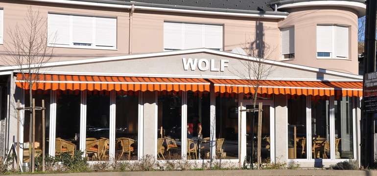 Hotel (na fotke) a penzión Wolf stoja len 9 minút pešo od slávnych kúpeľov Sárvár
