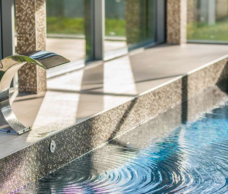 Z wellness centra v kaštieli Château Appony**** je výhľad na park