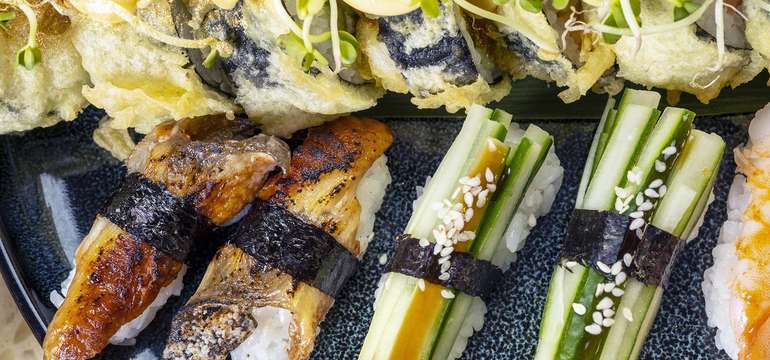Sushi set selection pre dvoch v reštaurácii Hotela Mama's ****