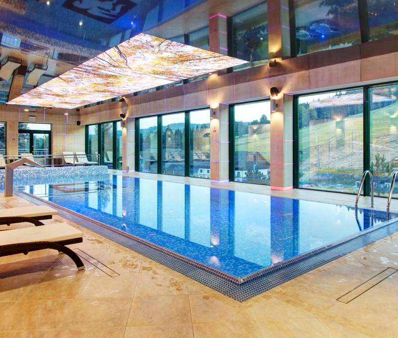 Krásny výhľad ponúkajú wellness centrum aj reštaurácia hotela Pegaz**** v Poľsku
