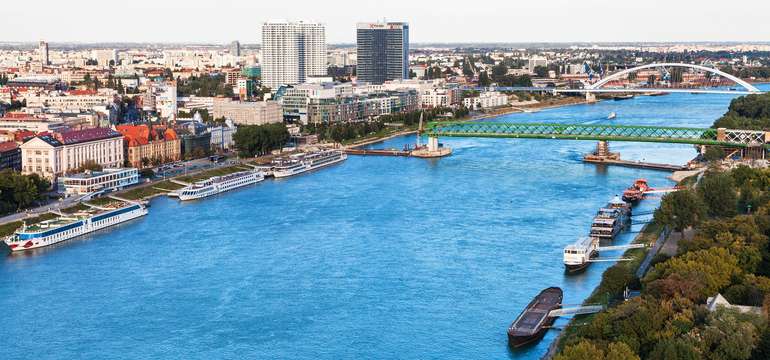 Botel kotví neďaleko historického centra Prahy
