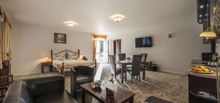 Apartmán pozostáva z dvoch samostatných izieb oddelených dverami