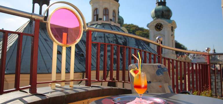 Restaurace se pyšní panoramatickým výhledem na kostel svaté Marie Magdaleny