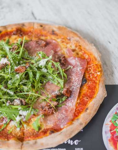 Chutná talianska pizza na dreve