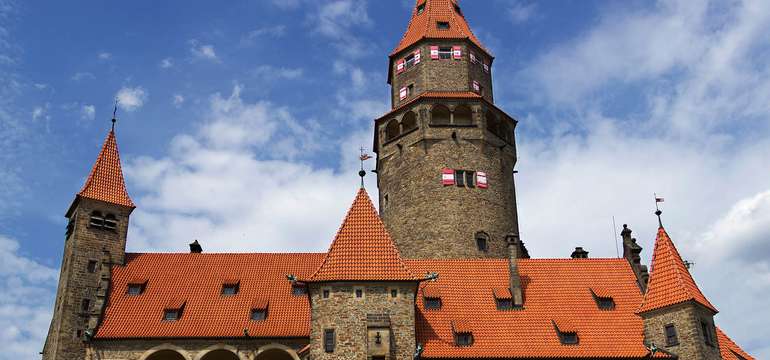 Pohádkový hrad se tyčí přímo nad hotelem