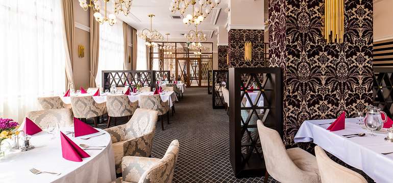 Hotel Kultúra***,  reštaurácie s výhľadom na historické centrum 