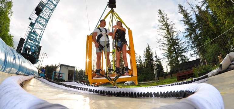 Extrémny bungee jumping z 90 m v poľskom Chorzówe