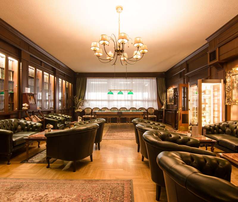 Exkluzívny anglický lobby bar s ponukou rumov, koňakov a celebritných vín