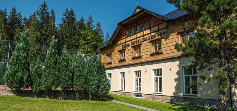 Hotel Bauer leží v malebném údolí horské říčky Bílá