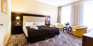 Izby sú vybavené telefónom, televízorom, WI-FI, chladničkou a trezorom