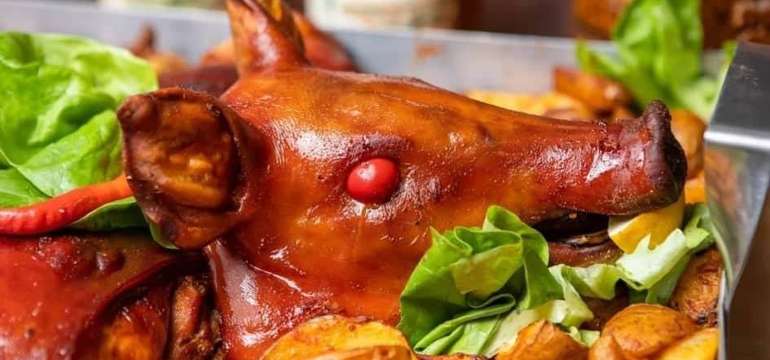 Pečené prasiatko s oblohou a prílohami