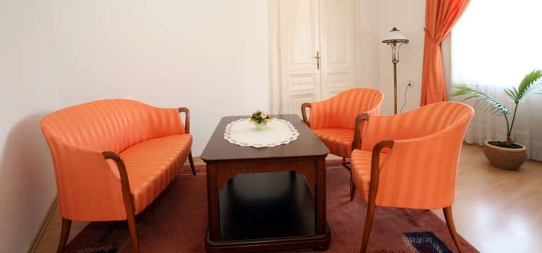 V štvorlôžkových apartmánoch je manželská posteľ a 2 samostatné lôžka