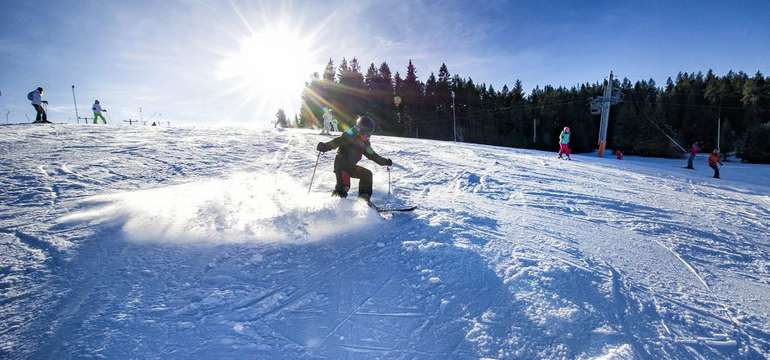 4 lyžiarske vleky, snowtubingová dráha, detský zimný kolotoč