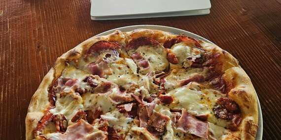 Pizza podľa vlastného výberu v reštaurácii U Doktora - až 17 druhov/Bratislava - Ružinov