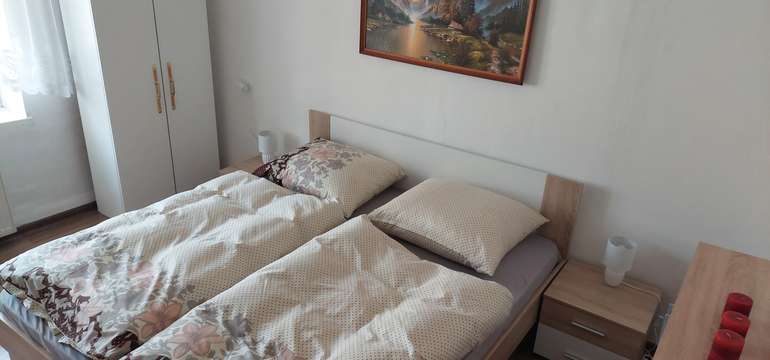 Apartmán má 1 spálňu (vybavenú manželskou posteľou, veľkou komodou a šatníkovou skriňou)
