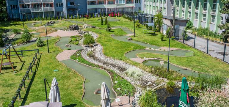 Adventure golf s 18 jamkami