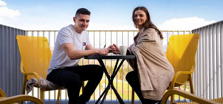Pár pri stolíku na balkóne apartmánu nad Oravou